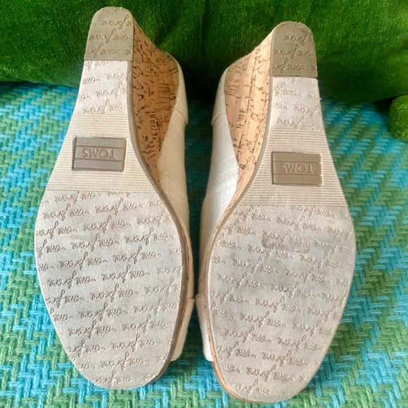 TOMS 5.5W Canvas Peep Toe Oatmeal Wedges - Picture 4 of 5